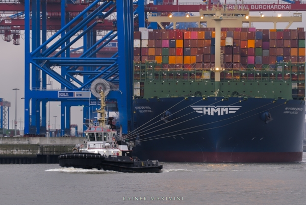 Hamburg: Containerschiffe am CTB